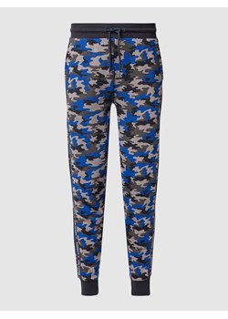 Spodnie treningowe ze wzorem moro i z paskami z logo ze sklepu Peek&Cloppenburg  w kategorii Spodnie męskie - zdjęcie 168257759