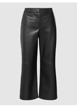 Spodnie capri z poszerzaną nogawką z imitacji skóry ze sklepu Peek&Cloppenburg  w kategorii Spodnie damskie - zdjęcie 168272837