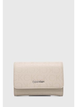 Calvin Klein portfel damski kolor beżowy ze sklepu ANSWEAR.com w kategorii Portfele damskie - zdjęcie 168291046