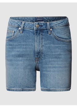 Szorty jeansowe z wyhaftowanym logo ze sklepu Peek&Cloppenburg  w kategorii Szorty - zdjęcie 168296498