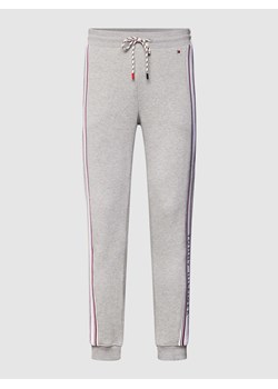 Spodnie dresowe z paskami w kontrastowym kolorze model ‘PANT’ ze sklepu Peek&Cloppenburg  w kategorii Spodnie męskie - zdjęcie 168297257