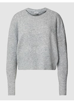 Sweter z dzianiny z obniżonymi ramionami model ‘Nella’ ze sklepu Peek&Cloppenburg  w kategorii Swetry damskie - zdjęcie 168303218