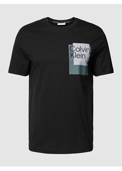 T-shirt z nadrukiem z logo model ‘OVERLAY BOX’ ze sklepu Peek&Cloppenburg  w kategorii T-shirty męskie - zdjęcie 168311207