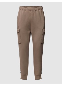 Spodnie dresowe z kieszeniami cargo model ‘REPEAT FLC CARGO’ ze sklepu Peek&Cloppenburg  w kategorii Spodnie męskie - zdjęcie 168316678