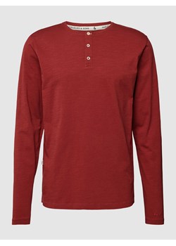 Bluzka z długim rękawem i wyhaftowanym logo model ‘HENLEY’ ze sklepu Peek&Cloppenburg  w kategorii T-shirty męskie - zdjęcie 168317187