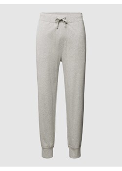 Spodnie dresowe z elastycznym ściągaczem ze sklepu Peek&Cloppenburg  w kategorii Spodnie męskie - zdjęcie 168324296