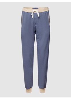 Spodnie dresowe z detalami w kontrastowym kolorze ze sklepu Peek&Cloppenburg  w kategorii Spodnie męskie - zdjęcie 168327257