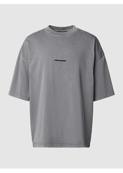 T-shirt o pudełkowym kroju z wyhaftowanym logo ze sklepu Peek&Cloppenburg  w kategorii T-shirty męskie - zdjęcie 168335266