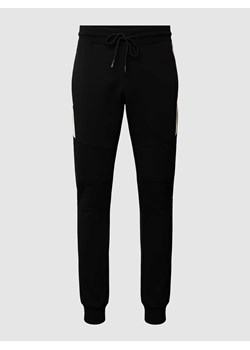 Spodnie dresowe z ozdobnymi szwami ze sklepu Peek&Cloppenburg  w kategorii Spodnie męskie - zdjęcie 168335326