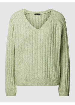 Sweter z dzianiny w jednolitym kolorze z dekoltem w serek ze sklepu Peek&Cloppenburg  w kategorii Swetry damskie - zdjęcie 168337527