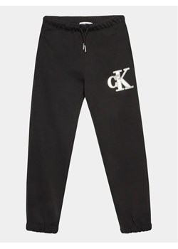 Calvin Klein Jeans Spodnie dresowe Metallic IG0IG02287 Czarny Regular Fit ze sklepu MODIVO w kategorii Spodnie chłopięce - zdjęcie 168379005