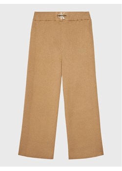 Calvin Klein Jeans Spodnie dzianinowe Monogram Rib IG0IG01700 Beżowy Regular Fit ze sklepu MODIVO w kategorii Spodnie chłopięce - zdjęcie 168380615
