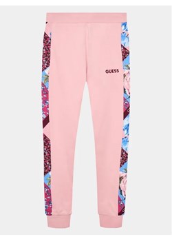 Guess Spodnie dresowe J3BQ18 KAX73 Różowy Regular Fit ze sklepu MODIVO w kategorii Spodnie dziewczęce - zdjęcie 168381387