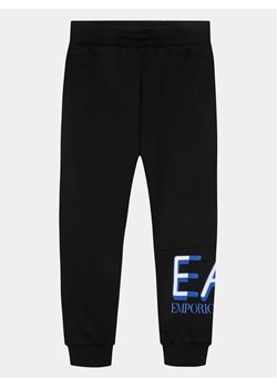 EA7 Emporio Armani Spodnie dresowe 6RBP58 BJ05Z 1200 Czarny Regular Fit ze sklepu MODIVO w kategorii Spodnie chłopięce - zdjęcie 168382898