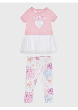 Guess Komplet t-shirt i spodnie A3RG17 KA6W3 Różowy Regular Fit ze sklepu MODIVO w kategorii Komplety niemowlęce - zdjęcie 168385256