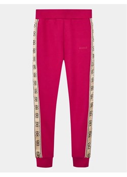 Guess Spodnie dresowe J2YQ27 KB3P2 Różowy Regular Fit ze sklepu MODIVO w kategorii Spodnie dziewczęce - zdjęcie 168395808