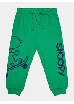 OVS Spodnie dresowe SNOOPY 1831151 Zielony Regular Fit ze sklepu MODIVO w kategorii Spodnie chłopięce - zdjęcie 168400708