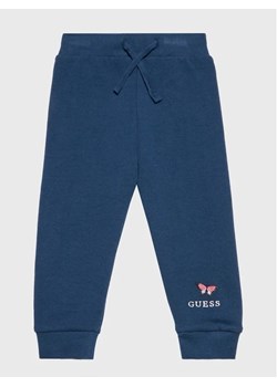 Guess Spodnie dresowe K2BQ13 KAD70 Granatowy Regular Fit ze sklepu MODIVO w kategorii Spodnie dziewczęce - zdjęcie 168401117