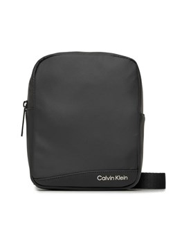 Calvin Klein Saszetka Rubberized Conv Reporter S K50K511252 Czarny ze sklepu MODIVO w kategorii Torby męskie - zdjęcie 168401246