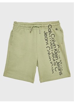 Calvin Klein Jeans Szorty sportowe Repeat Inst. Logo IB0IB01500 Zielony Regular Fit ze sklepu MODIVO w kategorii Spodenki chłopięce - zdjęcie 168401387