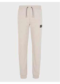 EA7 Emporio Armani Spodnie dresowe 6RPP78 PJARZ 1716 Beżowy Regular Fit ze sklepu MODIVO w kategorii Spodnie męskie - zdjęcie 168402276