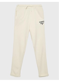 Tommy Hilfiger Spodnie dresowe Graphic KG0KG06866 D Écru Regular Fit ze sklepu MODIVO w kategorii Spodnie chłopięce - zdjęcie 168405469