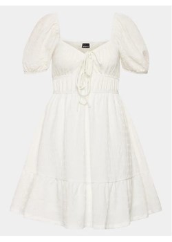 Gina Tricot Sukienka codzienna 19531 Biały Regular Fit ze sklepu MODIVO w kategorii Sukienki - zdjęcie 168411795