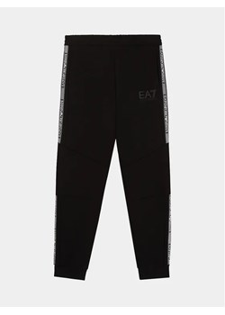 EA7 Emporio Armani Spodnie dresowe 6RBP57 BJEXZ 1200 Czarny Regular Fit ze sklepu MODIVO w kategorii Spodnie chłopięce - zdjęcie 168417338