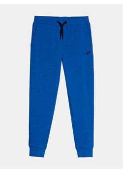 4F Spodnie dresowe 4FJAW23TTROM410 Niebieski Regular Fit ze sklepu MODIVO w kategorii Spodnie chłopięce - zdjęcie 168420589
