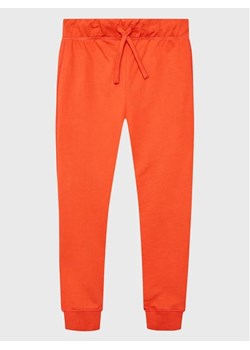 United Colors Of Benetton Spodnie dresowe 3BC1CF02M Czerwony Regular Fit ze sklepu MODIVO w kategorii Spodnie chłopięce - zdjęcie 168425676