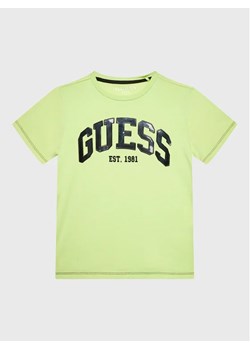 Guess T-Shirt L3RI01 K8HM3 Zielony Regular Fit ze sklepu MODIVO w kategorii T-shirty chłopięce - zdjęcie 168426148