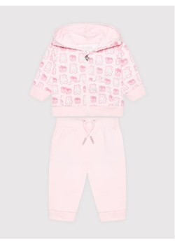 Guess Dres H1YI00 KA6R0 Różowy Regular Fit ze sklepu MODIVO w kategorii Dresy dla niemowlaka - zdjęcie 168427937