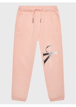 Calvin Klein Jeans Spodnie dresowe Gradient Monogram IG0IG01697 Różowy Relaxed Fit ze sklepu MODIVO w kategorii Spodnie dziewczęce - zdjęcie 168434408