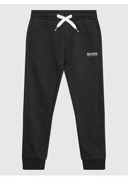 Boss Spodnie dresowe J24753 S Czarny Regular Fit ze sklepu MODIVO w kategorii Spodnie chłopięce - zdjęcie 168446256