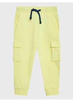 Guess Spodnie dresowe N3GQ11 KA6R0 Żółty Relaxed Fit ze sklepu MODIVO w kategorii Spodnie dziewczęce - zdjęcie 168447617