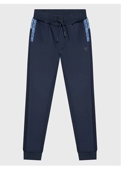 Guess Spodnie dresowe L3RQ15 JR06W Niebieski Relaxed Fit ze sklepu MODIVO w kategorii Spodnie chłopięce - zdjęcie 168451838