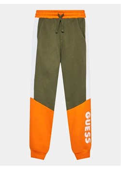 Guess Spodnie dresowe L3BQ11 KAX73 Khaki Relaxed Fit ze sklepu MODIVO w kategorii Spodnie chłopięce - zdjęcie 168452455