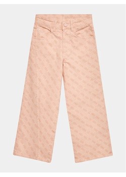 Guess Jeansy J3YB06 WE620 Różowy Relaxed Fit ze sklepu MODIVO w kategorii Spodnie dziewczęce - zdjęcie 168454499