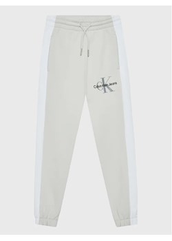 Calvin Klein Jeans Spodnie dresowe IB0IB01360 Szary Regular Fit ze sklepu MODIVO w kategorii Spodnie chłopięce - zdjęcie 168461049