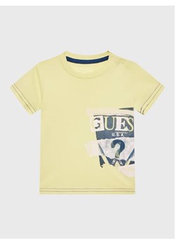 Guess T-Shirt I3GI00 K8HM0 Żółty Regular Fit ze sklepu MODIVO w kategorii Koszulki niemowlęce - zdjęcie 168473498