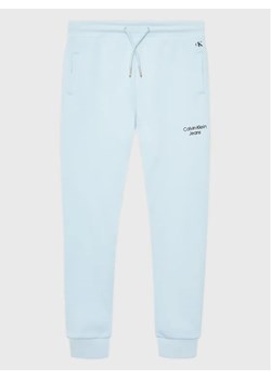 Calvin Klein Jeans Spodnie dresowe Stack Logo IB0IB01282 Niebieski Regular Fit ze sklepu MODIVO w kategorii Spodnie chłopięce - zdjęcie 168477226