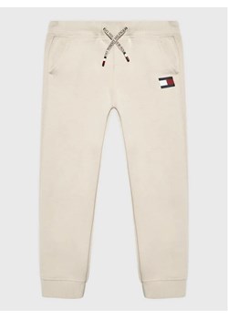 Tommy Hilfiger Spodnie dresowe KB0KB07892 M Écru Regular Fit ze sklepu MODIVO w kategorii Spodnie dziewczęce - zdjęcie 168483619