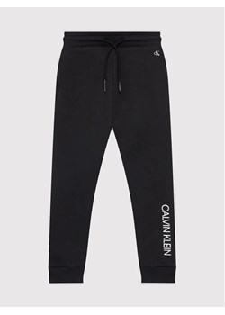 Calvin Klein Jeans Spodnie dresowe Institutional IB0IB00954 Czarny Regular Fit ze sklepu MODIVO w kategorii Spodnie chłopięce - zdjęcie 168485038