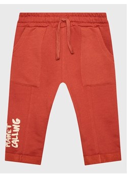 United Colors Of Benetton Spodnie dresowe 3JLXGF017 Czerwony Regular Fit ze sklepu MODIVO w kategorii Spodnie chłopięce - zdjęcie 168485407