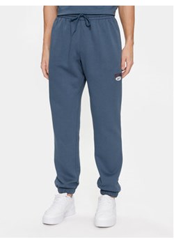 Reebok Spodnie dresowe Archive Essentials IM1526 Niebieski Regular Fit ze sklepu MODIVO w kategorii Spodnie męskie - zdjęcie 168505119