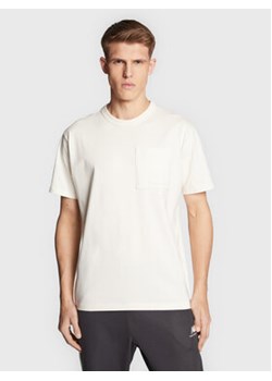 New Balance T-Shirt MT23567 Écru Relaxed Fit ze sklepu MODIVO w kategorii T-shirty męskie - zdjęcie 168505236