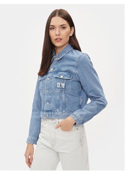 Calvin Klein Jeans Kurtka jeansowa 90's J20J222473 Niebieski Regular Fit ze sklepu MODIVO w kategorii Kurtki damskie - zdjęcie 168505515