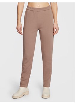 Calvin Klein Spodnie dresowe Minimal Logo K20K204964 Brązowy Regular Fit ze sklepu MODIVO w kategorii Spodnie damskie - zdjęcie 168505707