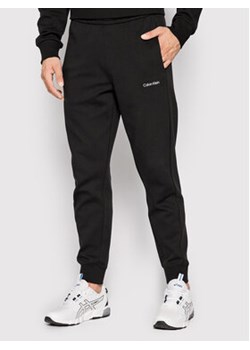 Calvin Klein Spodnie dresowe Micro Logo K10K109940 Czarny Relaxed Fit ze sklepu MODIVO w kategorii Spodnie męskie - zdjęcie 168505875