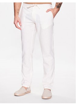 Lindbergh Spodnie materiałowe 30-008003 Biały Tapered Fit ze sklepu MODIVO w kategorii Spodnie męskie - zdjęcie 168506037